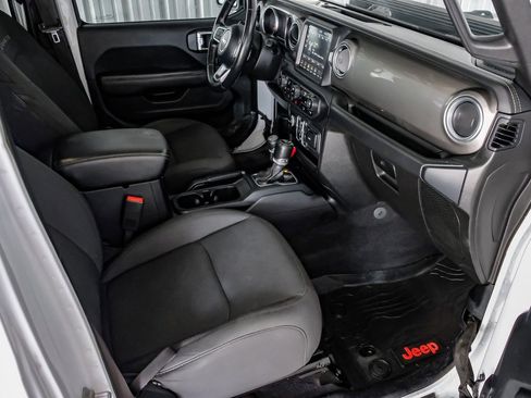 Used 2018 Jeep Wrangler Unlimited Sahara image 12