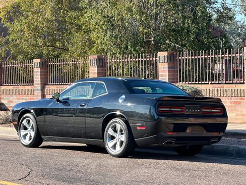 Used 2018 Dodge Challenger SXT image 4