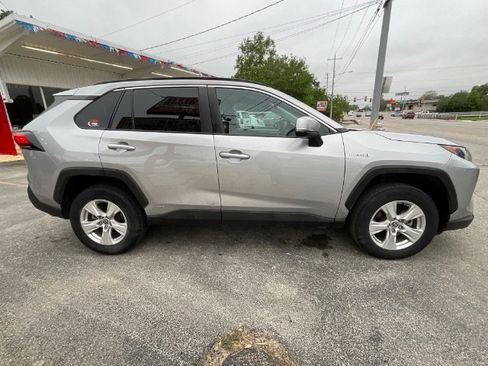 Used 2021 Toyota RAV4 LE AWD/4WD image 9