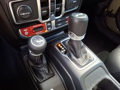 Used 2025 Jeep Wrangler Unlimited Rubicon AWD/4WD image 12