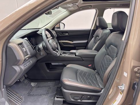 Used 2024 Nissan Pathfinder Platinum FWD image 17