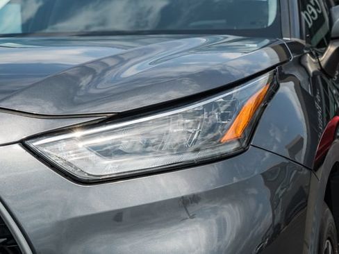 Used 2020 Toyota Highlander XLE AWD/4WD image 12