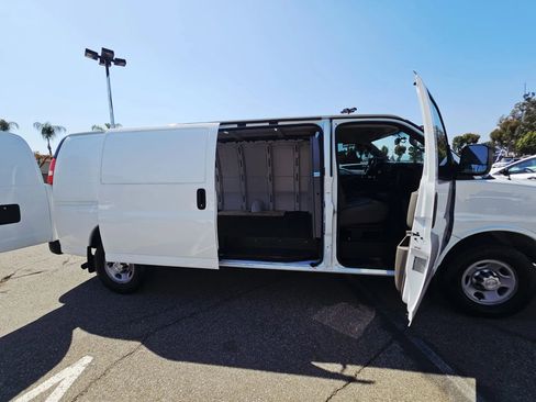 Used 2017 Chevrolet Express 3500 Extended RWD image 15