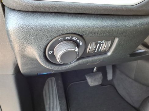 New 2026 Chrysler Voyager LX image 10