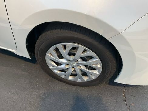 Used 2019 Toyota Corolla LE image 3