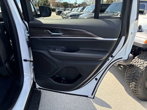 New 2026 Jeep Grand Cherokee Altitude AWD/4WD image 31