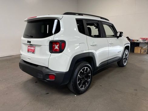 Used 2023 Jeep Renegade Latitude AWD/4WD image 3