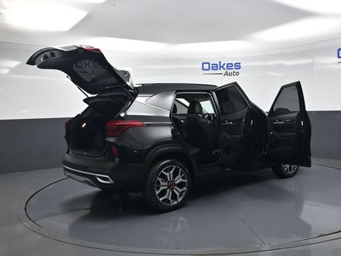 Certified 2022 Kia Seltos SX w/ Sunroof Package AWD/4WD image 57