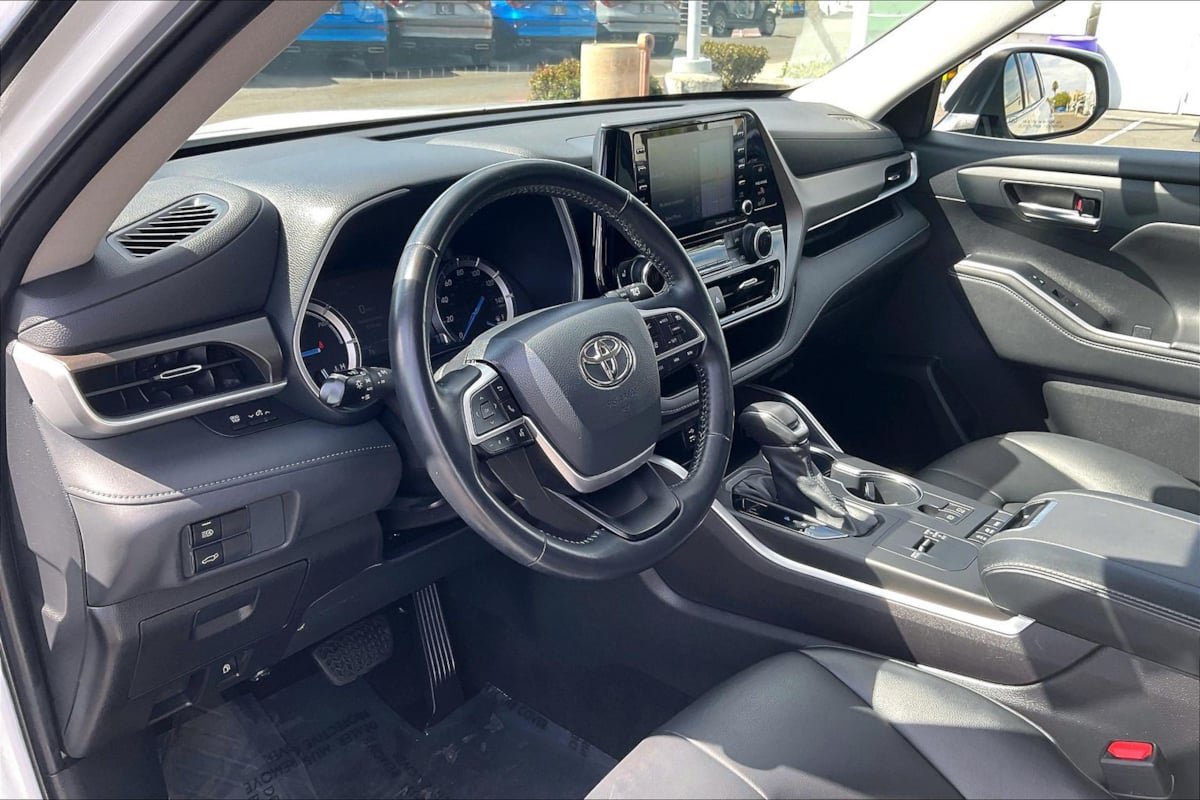 Used 2022 Toyota Highlander XLE AWD/4WD image 11