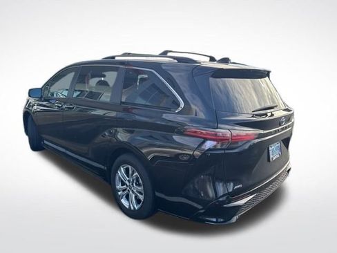 Used 2023 Toyota Sienna XSE image 6