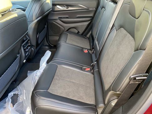 New 2025 Jeep Grand Cherokee Laredo image 8