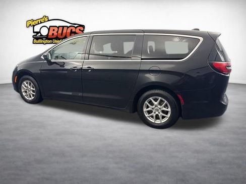 Used 2024 Chrysler Pacifica Touring-L FWD image 3