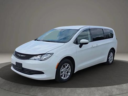 Used 2022 Chrysler Voyager LX FWD image 3