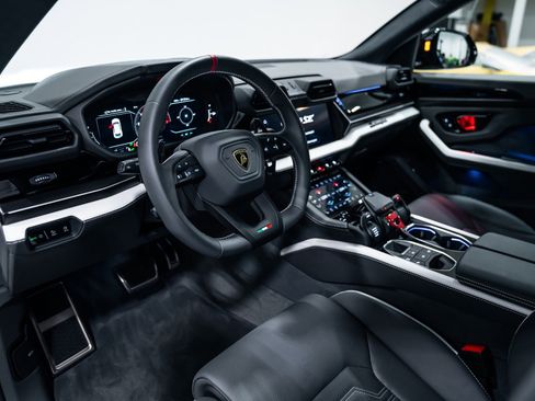 Used 2025 Lamborghini Urus SE image 9