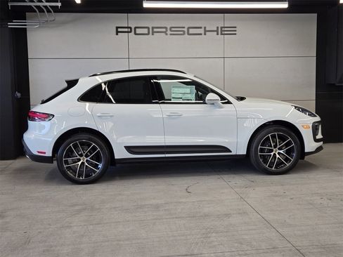 Used 2025 Porsche Macan image 28