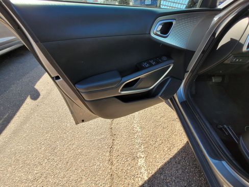 Used 2025 Kia Soul LX w/ LX Technology Package image 11