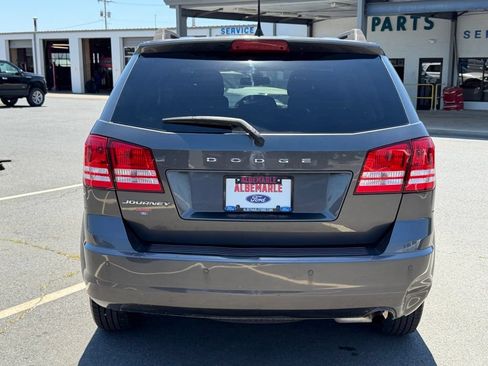 Used 2020 Dodge Journey SE w/ SE Popular Equipment Group FWD image 4