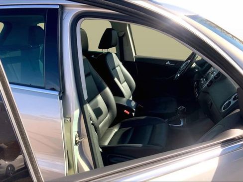 Used 2012 Volkswagen Tiguan SE image 7