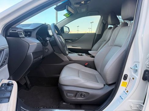 Used 2022 Toyota Venza Limited image 12