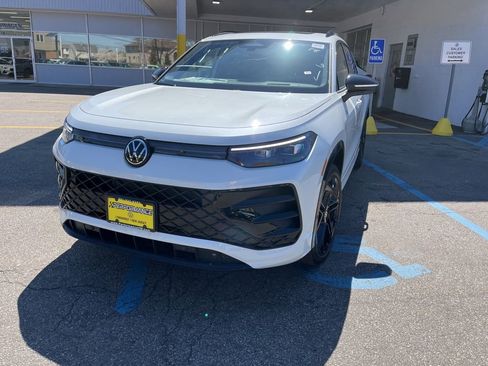 New 2026 Volkswagen Tiguan SE R-Line image 2