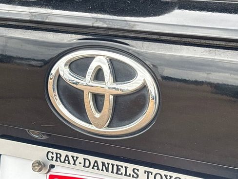 Used 2021 Toyota RAV4 XLE Premium image 32