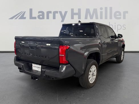 Certified 2025 Toyota Tacoma SR5 AWD/4WD image 5