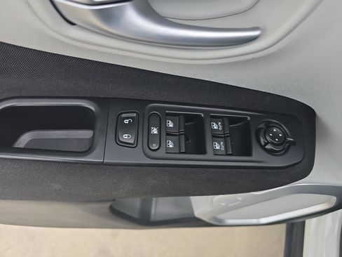 Used 2018 Jeep Renegade Latitude w/ Popular Equipment Group FWD image 17