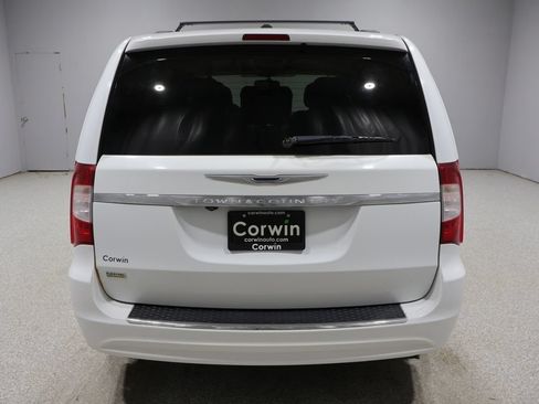 Used 2016 Chrysler Town & Country Touring FWD image 3