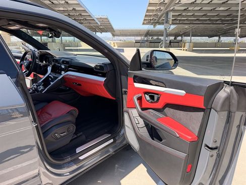 Used 2021 Lamborghini Urus AWD/4WD image 24