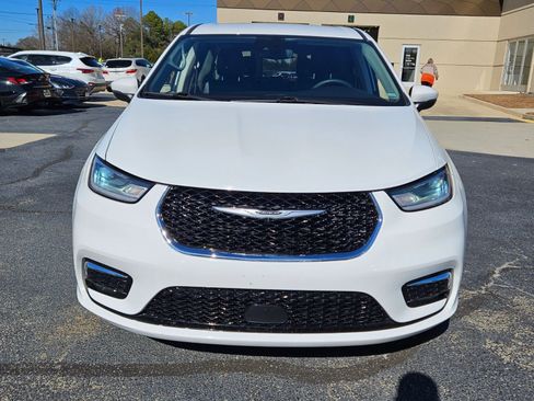 Used 2023 Chrysler Pacifica Touring-L FWD image 2