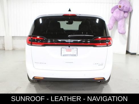 New 2027 Chrysler Pacifica Limited AWD/4WD image 31