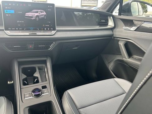 New 2026 Volkswagen Tiguan SE R-Line FWD image 11