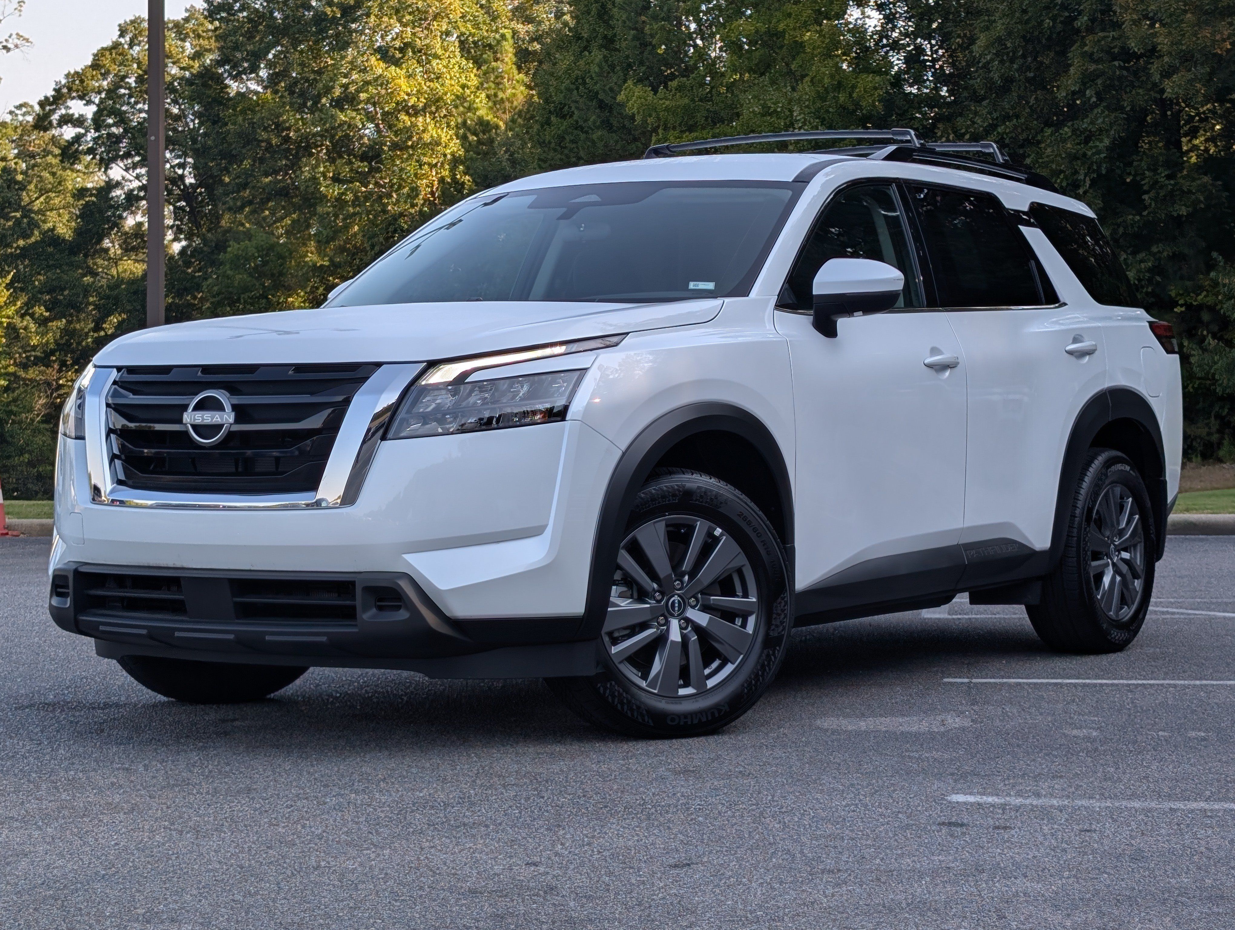 Used 2025 Nissan Pathfinder SV FWD image 4