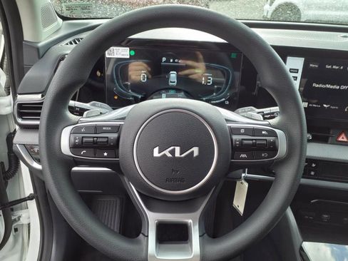 Used 2025 Kia Sportage LX image 19