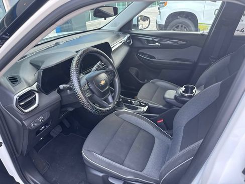 Used 2024 Chevrolet TrailBlazer LT FWD image 3