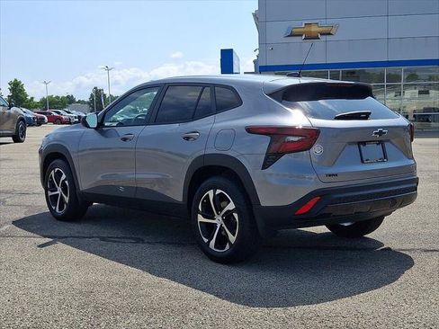 Used 2026 Chevrolet Trax RS w/ Sunroof Package FWD image 5
