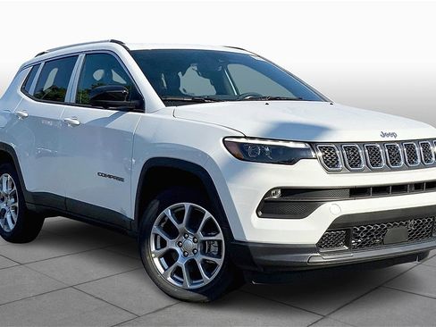 New 2023 Jeep Compass Latitude w/ Sun and Sound Group image 16