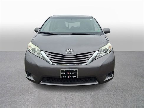 Used 2017 Toyota Sienna LE image 2