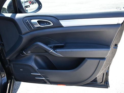 Used 2015 Porsche Cayenne Turbo image 40