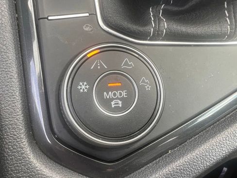 Used 2022 Volkswagen Tiguan SE AWD/4WD image 37