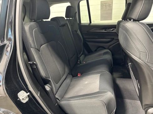 Used 2023 Jeep Grand Cherokee Laredo AWD/4WD image 17