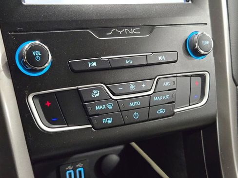 Used 2020 Ford Fusion SE image 30