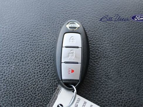 Used 2017 Nissan Titan SV image 11