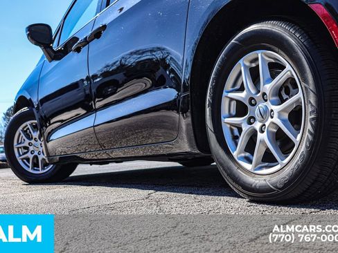 Used 2024 Chrysler Pacifica Touring-L image 17