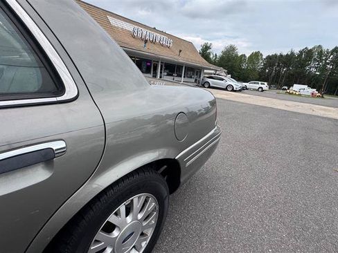 Used 2003 Ford Crown Victoria LX RWD image 14