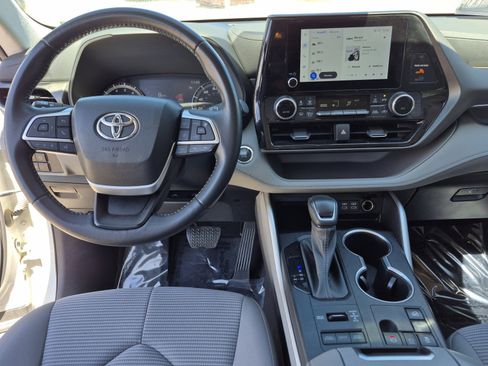 Used 2023 Toyota Highlander LE AWD/4WD image 18