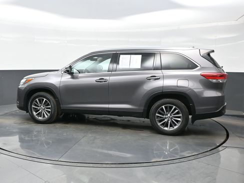 Used 2019 Toyota Highlander XLE image 3