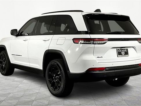 New 2025 Jeep Grand Cherokee Laredo image 4