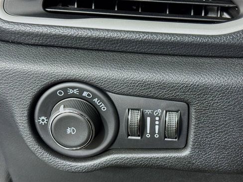 Used 2024 Chrysler Pacifica Limited FWD image 15