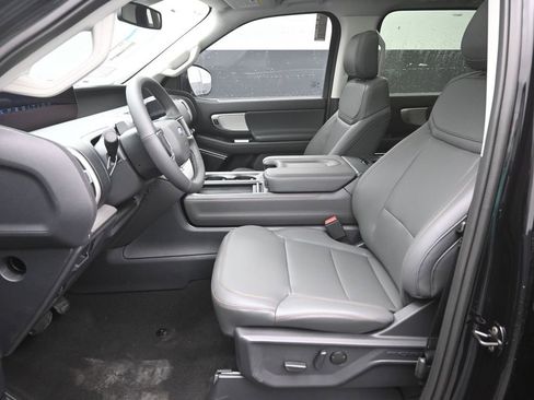 New 2025 Ford Expedition Active image 18